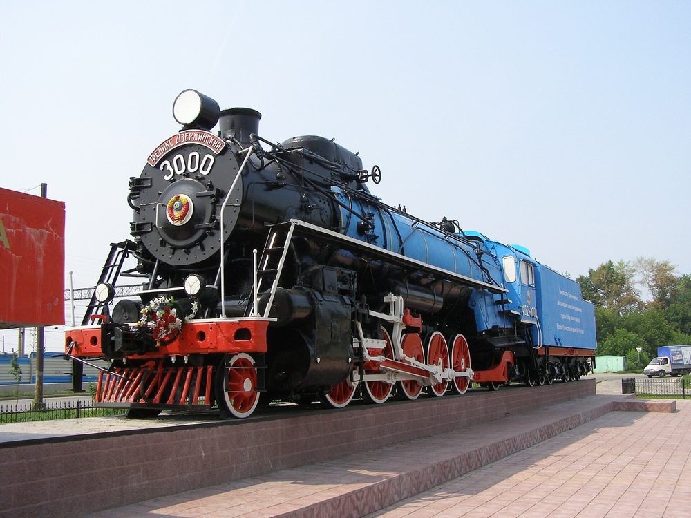 Чёрный паровоз с красными колёсами и номером 3000 на постаменте